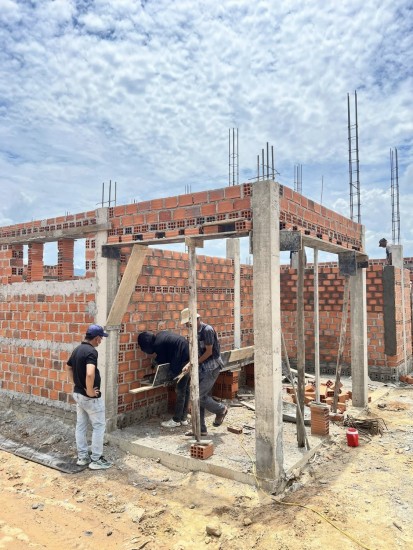 Lên đến tường rồi, gắn tí nữa là về trước mùa mưa.