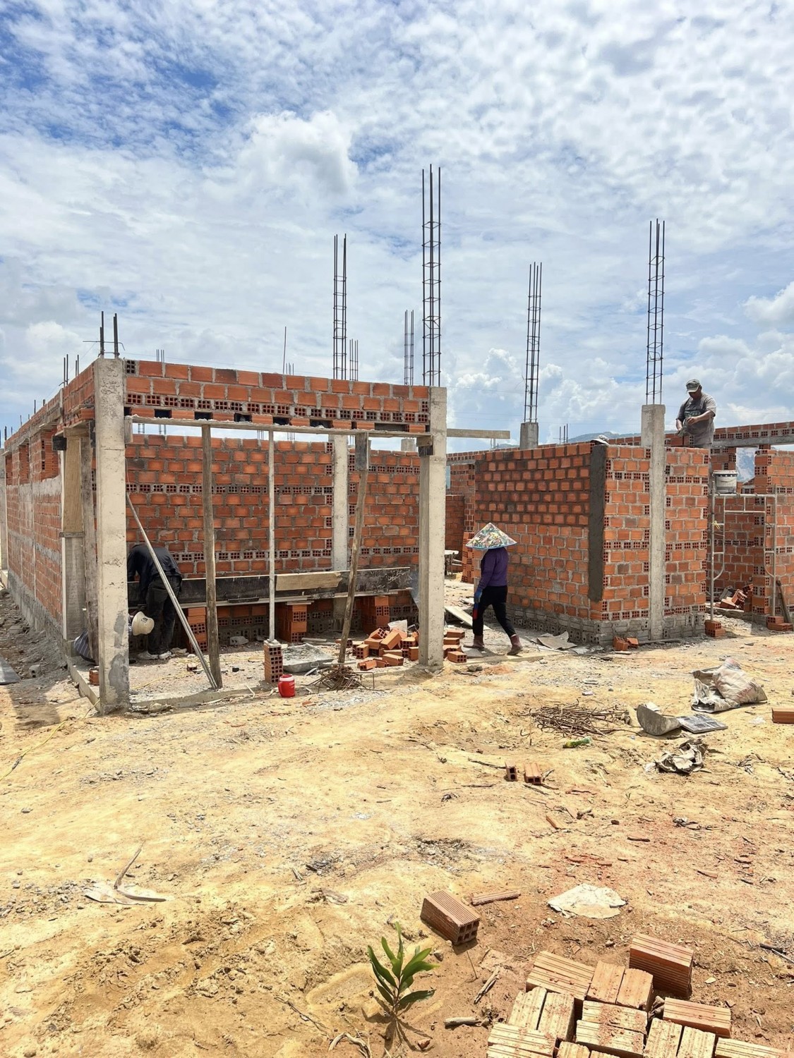 Lên đến tường rồi, gắn tí nữa là về trước mùa mưa.