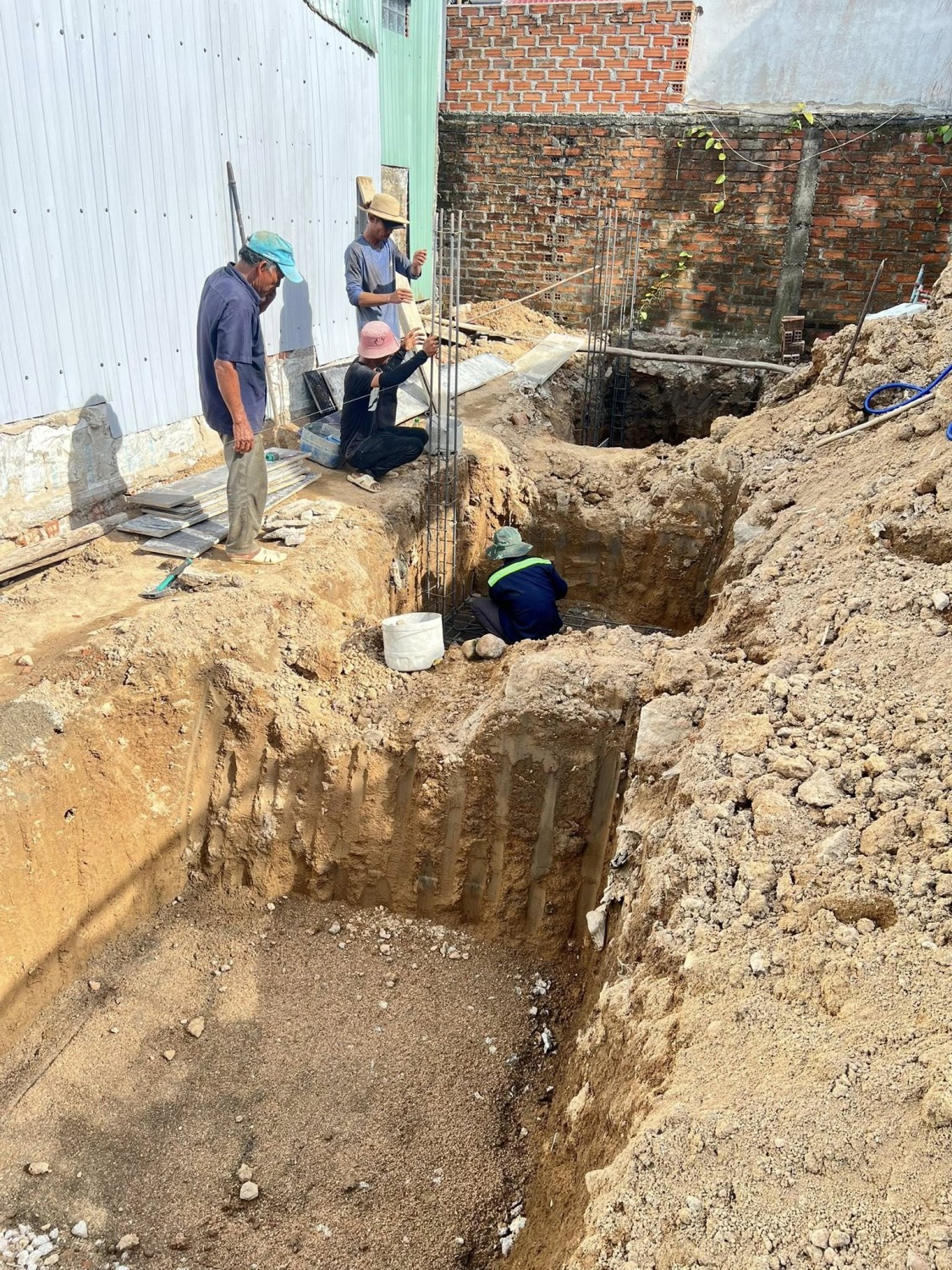 Mở móng gặp ngay trời mưa, không biết nên buồn hay vui!